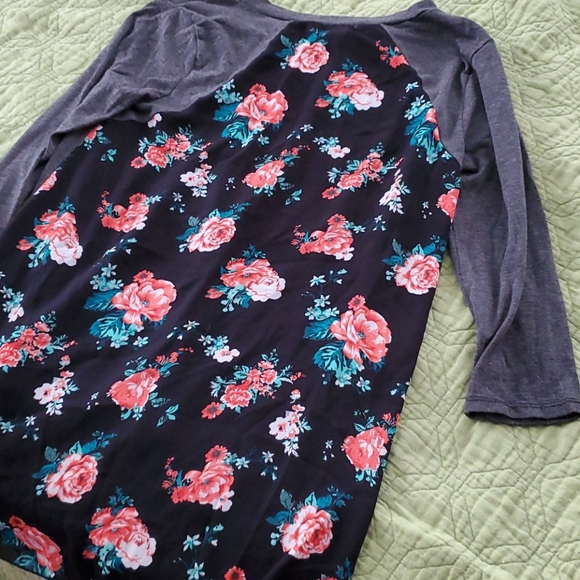 Gray and floral blouse - Picture 3 of 3